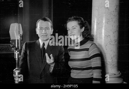 Warszawa, 1949-01. Próba s³uchowiska con radio Polskim. Spikerzy Rozg³oœni Warszawa Zdzis³aw Œwiêtochowski i Alina Rudnicka. Dok³adny dzieñ wydarzenia nieustalony. bk PAP Varsavia, 1949 gennaio. Una prova di un dramma radiofonico polacco. Nella foto: Annunciatori della stazione di radiodiffusione di Varsavia Zdzislaw Swietochowski e Alina Rudnicka. bk PAP Foto Stock