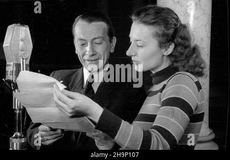 Warszawa, 1949-01. Próba s³uchowiska con radio Polskim. Spikerzy Rozg³oœni Warszawa Zdzis³aw Œwiêtochowski i Alina Rudnicka. Dok³adny dzieñ wydarzenia nieustalony. bk PAP Varsavia, 1949 gennaio. Una prova di un dramma radiofonico polacco. Nella foto: Annunciatori della stazione di radiodiffusione di Varsavia Zdzislaw Swietochowski e Alina Rudnicka. bk PAP Foto Stock