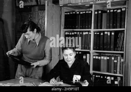 Warszawa, 1949-01. Radio Polskie, redakcja programów muzycznych. NZ. Anna Turska (L) i Janina Kowalska przygotowuj¹ audycjê muzyczn¹. Dok³adny dzieñ wydarzenia nieustalony. bk PAP Varsavia, 1949 gennaio. Radio Polacca, sezione editoriale programma musicale. Nella foto: Anna Turska (a sinistra) e Janina Kowalska preparano un programma musicale. bk PAP Foto Stock