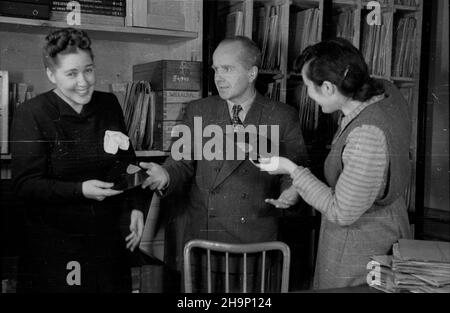 Warszawa, 1949-01. Radio Polskie, redakcja programów muzycznych. NZ. Janina Kowalska, kierownik dzia³u Bohdan £osakiewicz, Anna Turska. Dok³adny dzieñ wydarzenia nieustalony. bk PAP Varsavia, 1949 gennaio. Radio Polacca, sezione editoriale programma musicale. Nella foto: Janina Kowalska, capo sezione Bohdan Losakiewicz, Anna Turska. bk PAP Foto Stock