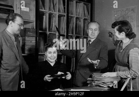 Warszawa, 1949-01. Radio Polskie, redakcja programów muzycznych. NZ. Przygotowywanie audycji muzycznej, od lewej Kazimierz Dobrzyñski, Janina Kowalska, kierownik dzia³u Bohdan £osakiewicz, Anna Turska. Dok³adny dzieñ wydarzenia nieustalony. bk PAP Varsavia, 1949 gennaio. Radio Polacca, sezione editoriale programma musicale. Nella foto: Da sinistra Kazimierz Dobrzynski, Janina Kowalska, capo sezione Bohdan Losakiewicz, Anna Turska preparazione di un programma musicale. bk PAP Foto Stock