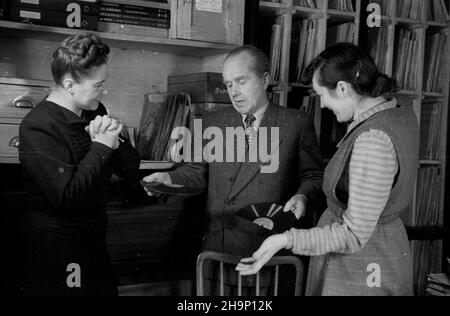 Warszawa, 1949-01. Radio Polskie, redakcja programów muzycznych. NZ. Janina Kowalska, kierownik dzia³u Bohdan £osakiewicz, Anna Turska. Dok³adny dzieñ wydarzenia nieustalony. bk PAP Varsavia, 1949 gennaio. Radio Polacca, sezione editoriale programma musicale. Nella foto: Janina Kowalska, capo sezione Bohdan Losakiewicz, Anna Turska. bk PAP Foto Stock