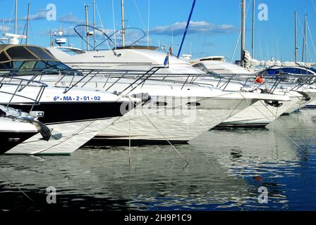 Fila di yacht e di incrociatori a motore ormeggiati nel porto, Puerto Banus, Marbella, Spagna. Foto Stock