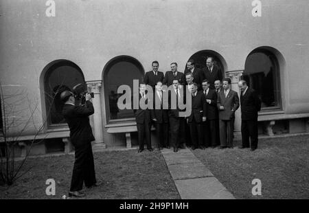 Rumunia, Bukareszt, 1949-01. Polska delegacja rz¹dowa przebywa³a w Rumunii 24-26 stycznia. Pracownicy ambasady polskiej i dziennikarze przed Pa³acem Królowej El¿biety, gdzie mieszkali przedstawiciele polskiego rz¹du. m.in. Dziennikarz Polskiej Agencji Prasowej Lucjan Wolanowski (3L w 2 rzêdzie), ambasador Polski w Rumunii Piotr Szymañski. Z lewej operator Polskiej Kroniki Filmowej W³adys³aw Forbert. Dok³adny dzieñ wydarzenia nieustalony. bk PAP Romania, Bucarest, gennaio 1949. La delegazione governativa polacca ha effettuato una visita in Romania il 24-26. Dipendenti dell'ambasciata polacca e jou Foto Stock