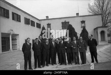 Rumunia, Bukareszt, 1949-01. Polska delegacja rz¹dowa przebywa³a w Rumunii 24-26 stycznia. Pracownicy ambasady polskiej i dziennikarze przed Pa³acem Królowej El¿biety, gdzie mieszkali przedstawiciele polskiego rz¹du. NZ. m.in. Dziennikarz Lucjan Wolanowski (2L), ambasador Polski w Rumunii Piotr Szymañski. Dok³adny dzieñ wydarzenia nieustalony. bk PAP Romania, Bucarest, gennaio 1949. La delegazione governativa polacca ha effettuato una visita in Romania il 24-26. I dipendenti dell'ambasciata polacca e i giornalisti di fronte al Palazzo della Regina Elisabetta, dove la delegazione polacca era ospitata. Pictur Foto Stock