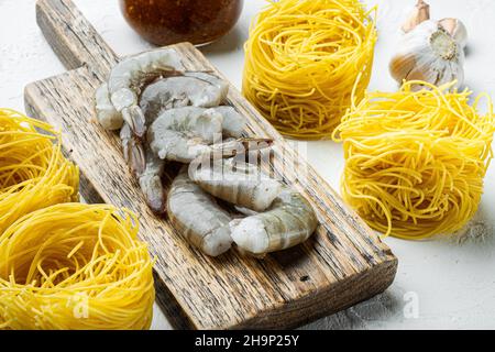 Pasta al pesto di rosa con base di gamberi, su una superficie di pietra bianca Foto Stock