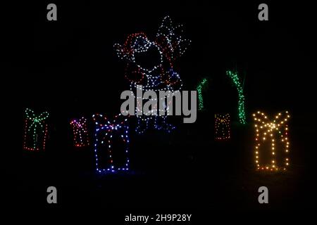 Le scatole regalo di Natale di Santa si illuminano alla Fantasia delle luci a Los Gatos, California Foto Stock