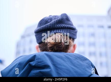 Berlino, Germania. 04th Dic 2021. Un uomo indossa una pistola sotto un cappuccio di lana. Credit: Annette Riedl/dpa/Alamy Live News Foto Stock