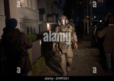 Berlino, Germania. 08th Dic 2021. Forze di emergenza sulla loro strada verso un raid. Dall'inizio di mercoledì mattina, la polizia ha preso provvedimenti a livello nazionale contro una banda sospetta di contrabbando. La polizia federale e le dogane hanno cercato numerosi appartamenti e aziende. Credit: Paul Zinken/dpa/Alamy Live News Foto Stock