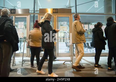 Madrid, Madrid, Spagna. 7th Dic 2021. Un giorno dopo che il paese ha registrato il suo primo caso confermato della variante Omicron COVID-19, si sono formate lunghe code presso questo centro di vaccinazione di Madrid. (Credit Image: © Alberto Sibaja/Pacific Press via ZUMA Press Wire) Foto Stock