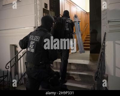 Berlino, Germania. 08th Dic 2021. Forze di emergenza sulla loro strada verso un raid. Dall'inizio di mercoledì mattina, la polizia ha preso provvedimenti a livello nazionale contro una banda sospetta di contrabbando. La polizia federale e le dogane hanno cercato numerosi appartamenti e aziende. Credit: Paul Zinken/dpa/Alamy Live News Foto Stock