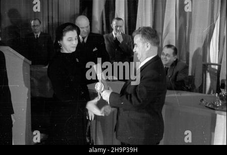 Warszawa, 1949-01-17. IV rocznica wyzwolenia Warszawy. Akademia i uroczyste posiedzenie Sto³ecznej Rady Narodowej w Teatrze Polskim. prezydent Warszawy Stanis³aw To³wiñski wrêcza nagrodê za osi¹gniêcia na polu literatury dla dzieci pisarce EWIE Szelburg-Zarembinie. bk PAP Varsavia, 17 gennaio 1949. Il 4th° anniversario della liberazione di Varsavia. La sessione di gala del Consiglio Nazionale della capitale nel Teatro Polski. Foto: Il sindaco di Varsavia Stanislaw Tolwinski consegna il premio per le realizzazioni letterarie all'autore di libri per bambini Ewa Szelburg-Zarembina. bk PAP Foto Stock