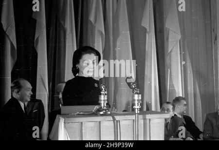 Warszawa, 1949-01-17. IV rocznica wyzwolenia Warszawy. Uroczyste posiedzenie Sto³ecznej Rady Narodowej w Teatrze Polskim. Laureatka okolicznoœciowej nagrotty literackiej (za osi¹gniêcia na polu literatury dla dzieci) pisarka Ewa Szelburg-Zarembina dziêkuje w imieniu nagrodzonychw tym dniu osób. bk PAP Varsavia, 17 gennaio 1949. Il 4th° anniversario della liberazione di Varsavia. La sessione di gala del Consiglio Nazionale della capitale nel Teatro Polski. Nella foto: Premio letterario (per libri per bambini) lo scrittore Ewa Szelburg-Zarembina offre grazie a nome degli artisti premiati. bk Foto Stock