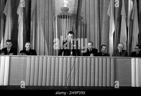 Warszawa, 1949-01-17. IV rocznica wyzwolenia Warszawy. Akademia i uroczyste posiedzenie Sto³ecznej Rady Narodowej w Teatrze Polskim. prezydium m.in. prezydent Warszawy Stanis³aw To³wiñski (1L), przewodnicz¹cy SRN Stanis³aw Sankowski (przemawia), polityk i dzia³acz gospodarczy Eugeniusz Kwiatkowski (4L). bk PAP Varsavia, 17 gennaio 1949. Il 4th anniversario della liberazione di Warsw. Una cerimonia commemorativa e una seduta del Consiglio Nazionale di Varsavia al Teatro Polski. Nella foto: Al tavolo del presidium sindaco di Varsavia Stanislaw Tolwinski (2nd a sinistra), capo del Consiglio Nazionale di Varsavia Stanislaw SA Foto Stock