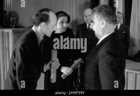 Warszawa, 1949-01-17. IV rocznica wyzwolenia Warszawy. Akademia i uroczyste posiedzenie Sto³ecznej Rady Narodowej w Teatrze Polskim. prezydent Warszawy Stanis³aw To³wiñski (P) z laureatami nagród okolicznoœciowych: Za osi¹gniêcia na polu literatury dla dzieci pisarka Ewa Szelburg-Zarembina, za osi¹gniêcia na polu muzyki kompozytor Witold Lutos³awski (L). bk PAP Varsavia, 17 gennaio 1949. Il 4th° anniversario della liberazione di Varsavia. La sessione di gala del Consiglio Nazionale della capitale nel Teatro Polski. Nella foto: Sindaco di Varsavia Stanislaw Tolwinski (a destra) con laureati occasionali di awa Foto Stock