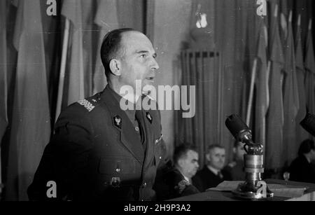 Warszawa, 1949-01-17. IV rocznica wyzwolenia Warszawy. Akademia i uroczyste posiedzenie Sto³ecznej Rady Narodowej w Teatrze Polskim. NZ. Przemawia genera³ brygady Mieczys³aw W¹growski. bk PAP Varsavia, 17 gennaio 1949. Il 4th anniversario della liberazione di Warsw. Una cerimonia commemorativa e una seduta del Consiglio Nazionale di Varsavia al Teatro Polski. Nella foto: Brigadier Mieczyslaw Wagrowski Speaking. bk PAP Foto Stock