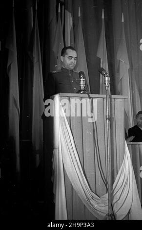 Warszawa, 1949-01-17. IV rocznica wyzwolenia Warszawy. Akademia i uroczyste posiedzenie Sto³ecznej Rady Narodowej w Teatrze Polskim. NZ. Przemawia przedstawiciel Armii Czerwonej p³k W³asow. bk PAP Varsavia, 17 gennaio 1949. Il 4th anniversario della liberazione di Warsw. Una cerimonia commemorativa e una seduta del Consiglio Nazionale di Varsavia al Teatro Polski. Nella foto: Rappresentante dell'Esercito Rosso Colonnello Vlasov in lingua BK PAP Foto Stock