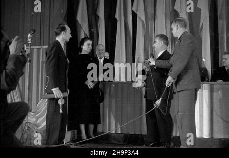 Warszawa, 1949-01-17. IV rocznica wyzwolenia Warszawy. Akademia i uroczyste posiedzenie Sto³ecznej Rady Narodowej w Teatrze Polskim. prezydent Warszawy Stanis³aw To³wiñski (przemawia) z larreatami nagród okolicznoœciowych: Za osi¹gniêcia na polu literatury dla dzieci pisarka Ewa Szelburg-Zarembina, za osi¹gniêcia na polu muzyki kompozytor Witold Lutos³awski (L). W g³êbi trzeci z lewej wiceprezydent Warszawy Edward Strzeleki. bk PAP Varsavia, 17 gennaio 1949. Il 4th° anniversario della liberazione di Varsavia. La sessione di gala del Consiglio Nazionale della capitale nel Teatro Polski. Nella figura: Foto Stock