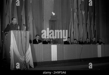 Warszawa, 1949-01-17. IV rocznica wyzwolenia Warszawy. Akademia i uroczyste posiedzenie Sto³ecznej Rady Narodowej w Teatrze Polskim. NZ. Przemawia genera³ brygady Mieczys³aw W¹growski. prezydium m.in. prezydent Warszawy Stanis³aw To³wiñski (1L), przedstawiciel Armii Czerwonej p³k W³asow (3L), przewodnicz¹cy SRN Stanis³aw Sankowski (4L), polityk i dzia³acz gospodarczy Eugeniusz Kwiatkowski (6L). bk PAP Varsavia, 17 gennaio 1949. Il 4th anniversario della liberazione di Warsw. Una cerimonia commemorativa e una seduta del Consiglio Nazionale di Varsavia al Teatro Polski. Nella foto: Brigadier Mieczyslaw Wa Foto Stock