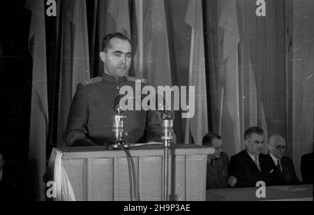 Warszawa, 1949-01-17. IV rocznica wyzwolenia Warszawy. Akademia i uroczyste posiedzenie Sto³ecznej Rady Narodowej w Teatrze Polskim. NZ. Przemawia przedstawiciel Armii Czerwonej p³k W³asow. bk PAP Varsavia, 17 gennaio 1949. Il 4th anniversario della liberazione di Warsw. Una cerimonia commemorativa e una seduta del Consiglio Nazionale di Varsavia al Teatro Polski. Nella foto: Rappresentante dell'Esercito Rosso Colonnello Vlasov in lingua BK PAP Foto Stock