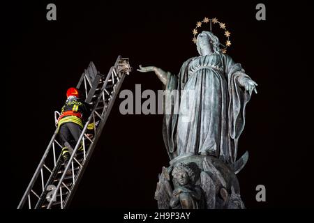 Festa dell'Immacolata Concezione. Come da tradizione, la Brigata del fuoco rende omaggio alla statua della Madonna sulla statua dell'Immacolata Concezione in Piazza di Spagna a Roma. Una visita privata di Papa Francesco, che anticipa tutti di evitare la folla e va per una preghiera sotto la colonna alle 6:10am. (Foto di Riccardo Fabi/Pacific Press) Credit: Pacific Press Media Production Corp./Alamy Live News Foto Stock