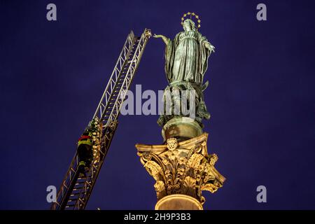 Festa dell'Immacolata Concezione. Come da tradizione, la Brigata del fuoco rende omaggio alla statua della Madonna sulla statua dell'Immacolata Concezione in Piazza di Spagna a Roma. Una visita privata di Papa Francesco, che anticipa tutti di evitare la folla e va per una preghiera sotto la colonna alle 6:10am. (Foto di Riccardo Fabi/Pacific Press) Credit: Pacific Press Media Production Corp./Alamy Live News Foto Stock