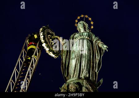 Festa dell'Immacolata Concezione. Come da tradizione, la Brigata del fuoco rende omaggio alla statua della Madonna sulla statua dell'Immacolata Concezione in Piazza di Spagna a Roma. Una visita privata di Papa Francesco, che anticipa tutti di evitare la folla e va per una preghiera sotto la colonna alle 6:10am. (Foto di Riccardo Fabi/Pacific Press) Credit: Pacific Press Media Production Corp./Alamy Live News Foto Stock