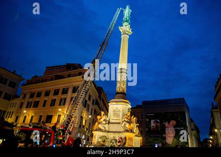 Festa dell'Immacolata Concezione. Come da tradizione, la Brigata del fuoco rende omaggio alla statua della Madonna sulla statua dell'Immacolata Concezione in Piazza di Spagna a Roma. Una visita privata di Papa Francesco, che anticipa tutti di evitare la folla e va per una preghiera sotto la colonna alle 6:10am. (Foto di Riccardo Fabi/Pacific Press) Credit: Pacific Press Media Production Corp./Alamy Live News Foto Stock