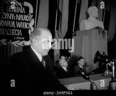 Warszawa, 1949-01-21. Akademia w Teatrze Polskim z okazji 25. Rocznicy œmierci W³odzimierza Lenina, przewodniczy³ jej prezydent Boles³aw Bierut. NZ. Przemawia podsekretarz stanu w Prezydium Rady Ministrów Jakub Berman. mw PAP Varsavia, 21 gennaio 1949. Cerimonie al Teatro Polski in occasione del 25th° anniversario della morte di Vladimir Lenin. Le cerimonie sono state tenute sotto la presidenza del presidente Boleslaw Bierut. Nella foto: Discorso del sottosegretario di Stato al Presidium del Consiglio dei Ministri Jakub Berman. mw PAP Foto Stock