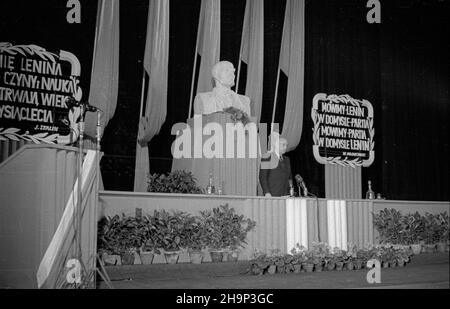 Warszawa, 1949-01-21. Akademia w Teatrze Polskim z okazji XXV rocznicy œmierci W³odzimierza Lenina. NZ. Przemawia Premier Józef Cyrankiewicz. bk PAP Varsavia, 21 gennaio 1949. Cerimonia presso il Teatro Polski che segna l'anniversario della morte di Wlodzimierz Lenin nel 25th. Nella foto: PM Jozef Cyrankiewicz Speaking. bk PAP Foto Stock