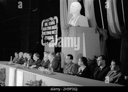 Warszawa, 1949-01-21. Akademia w Teatrze Polskim z okazji XXV rocznicy œmierci W³odzimierza Lenina. N Z. w prezidio m.in.: przewodnicz¹cy Zarz¹dy G³ównego Zwi¹zku M³odzie¿y Polskiej genera³ Janusz Zarzycki (2P), ministro obrony narodowej Marian Spychalski (4P), ministro przemys³u i handlu Hilary MiNC (5P), Premier Józef Cyrankiewicz (6P), prezydent Boles³aw Bierut (7P), wicemarsza³ek Sejmu Roman Spychalski (8P), ministro sprawiedliwoœci i przewodnicz¹cy Polzysko PrzyjaŸni 9P bk (Œwi¹tkowski) Varsavia, 21 gennaio 1949. Cerimonia presso il Teatro Polski di marcatura W. Foto Stock