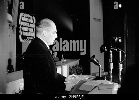 Warszawa, 1949-01-21. Teatr Polski. 25. Rocznica œmierci W³odzimierza Iljicza Lenina. Akademia ku czci wodza rewolucji. NZ. Przemawia cz³onek Biura Politycznego Komitetu Centralnego Polskiej Zjednozonej Partii Robotniczej Jakub Berman. bk PAP Varsavia, 21 gennaio 1949. Il Teatro Polski. Il 25th anniversario di morte di Vladimir Ilyich Lenin. La cerimonia in onore del leader della rivoluzione. Nella foto: membro dell'Ufficio politico del Comitato Centrale del Partito dei lavoratori Uniti di Polonia Jakub Berman che parla. bk PAP Foto Stock