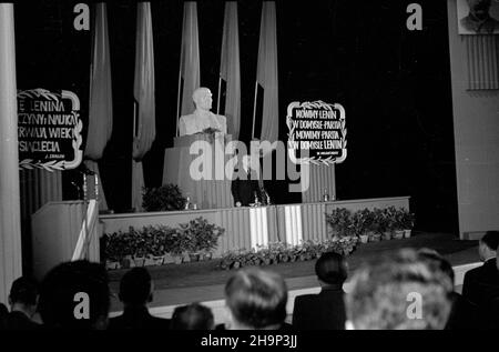 Warszawa, 1949-01-21. Teatr Polski. 25. Rocznica œmierci W³odzimierza Iljicza Lenina. Akademiê ku czci wodza rewolucji otwiera Premier Józef Cyrankiewicz. bk PAP Varsavia, 21 gennaio 1949. Il Teatro Polski. Il 25th anniversario di morte di Vladimir Ilyich Lenin. Il PM Jozef Cyrankiewicz inaugura una cerimonia in onore del leader della rivoluzione bk PAP Foto Stock