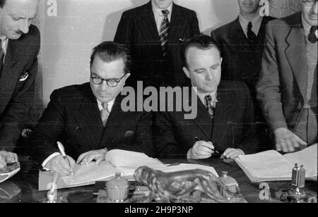 Warszawa, 1949-01-22. Ministerstwo Przemys³u i Handlu przy placu Trzech Krzy¿y. Podpisanie umowy o wymianie handlowej i p³atnoœciach na rok 1949. Synnatariusze: ze strony polskiej in¿ynier Micha³ Dichter (P), ze strony albañskiej Konstanty Tashka (L). PAP Varsavia, 22 gennaio 1949. Il ministero dell'industria e del commercio su Piazza Trzech Krzyzy. La firma di un accordo di scambio e di pagamenti del 1949. Nella foto: I firmatari - per l'ingegnere polacco Michal Dichter (a destra), per l'Albania - Costanty Tashka (a sinistra). bk PAP Foto Stock