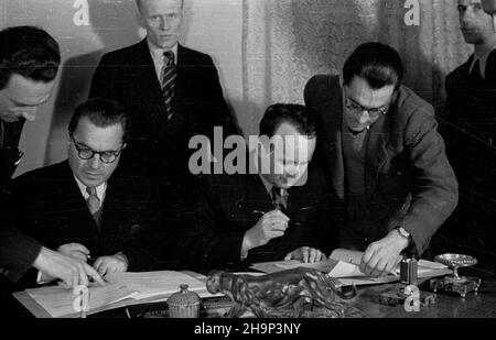 Warszawa, 1949-01-22. Ministerstwo Przemys³u i Handlu przy placu Trzech Krzy¿y. Podpisanie umowy o wymianie handlowej i p³atnoœciach na rok 1949. Synnatariusze: ze strony polskiej in¿ynier Micha³ Dichter (P), ze strony albañskiej Konstanty Tashka (L). PAP Varsavia, 22 gennaio 1949. Il ministero dell'industria e del commercio su Piazza Trzech Krzyzy. La firma di un accordo di scambio e di pagamenti del 1949. Nella foto: I firmatari - per l'ingegnere polacco Michal Dichter (a destra), per l'Albania - Costanty Tashka (a sinistra). bk PAP Foto Stock