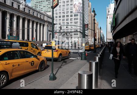 New York, 7 novembre 2018. I taxi si fermavano a un passaggio pedonale di fronte all'ufficio postale degli Stati Uniti Foto Stock