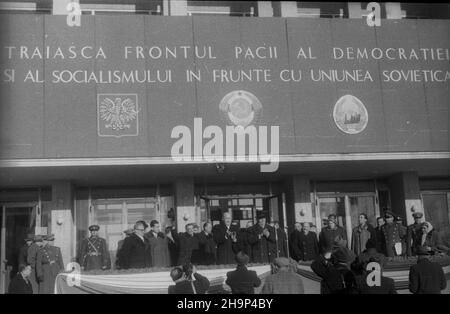 Rumunia, Bukareszt, 1949-01-24. Dworzec kolejowy. Powitanie delegacji polskiego rz¹du przez przedstawicieli rz¹du rumuñskiego. Delegacja polska przyjecha³a Poci¹giem Osobowym Nadzwyczajnym Specjalnego Znaczenia (tzw. PONSZ ). NZ. Na trybunie m.in. ministro oœwiaty Stanis³aw Skrzeszewski (1L), Ministro spraw zagranicznych Polski Zygmunt Modzelewski, Ministro spraw zagranicznych Rumunii Ana Pauker, wiceminister przemys³u Ludwik Grosfeld (3L), Premier rz¹du polskiego Józef Cyrankiewicz 5L (2L), Lucerna Lucerna Lucerna Polskij (6L) Foto Stock