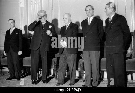 Rumunia, Bukareszt, 1949-01-25. Drugi dzieñ wizyty delegacji polskiego rz¹du w Rumunii. Rozmowy z przewodnicz¹cym Wielkiego Zgromadzenia Narodowego Rumuñskiej Republiki Ludowej Constantinem Ionem Parhonem (3P). bk PAP Romania, Bucarest, 25 gennaio 1949. 2nd giorni della visita della delegazione governativa polacca in Romania. Nella foto: Colloqui con il Presidente della Repubblica popolare Rumena Grande Assemblea Nazionale Constantin Ion Parhon (3rd a sinistra). bk PAP Foto Stock