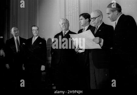 Rumunia, Bukareszt, 1949-01-25. Drugi dzieñ wizyty delegacji polskiego rz¹du w Rumunii. Rozmowy z przewodnicz¹cym Wielkiego Zgromadzenia Narodowego Rumuñskiej Republiki Ludowej Constantinem Ionem Parhonem (2P). bk PAP Romania, Bucarest, 25 gennaio 1949. 2nd giorni della visita della delegazione governativa polacca in Romania. Nella foto: Colloqui con il Presidente della Repubblica popolare Rumena Grande Assemblea Nazionale Constantin Ion Parhon (2nd a destra). bk PAP Foto Stock