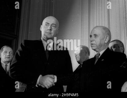 Rumunia, Bukareszt, 1949-01-25. Drugi dzieñ wizyty delegacji polskiego rz¹du w Rumunii. premier Józef Cyrankiewicz (2L) w rozmowie z przewodnicz¹cym Wielkiego Zgromadzenia Narodowego Rumuñskiej Republiki Ludowej Constantinem Ionem Parhonem (P). bk PAP Romania, Bucarest, 25 gennaio 1949. 2nd giorni della visita della delegazione governativa polacca in Romania. Nella foto: PM Jozef Cyrankiewicz in conversazione con il Presidente della Repubblica popolare Rumena Grande Assemblea Nazionale Constantin Ion Parhon (a destra). bk PAP Foto Stock