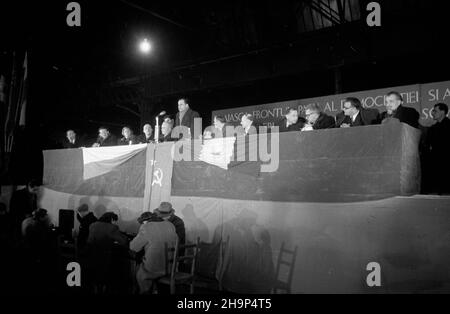 Rumunia, Bukareszt, 1949-01-26. Polska delegacja rz¹dowa, z premierem Józefem Cyrankiewiczem i ministerem spraw zagranicznych Zygmuntem Modzelewskim na czele, przebywa³a w Rumunii 24-26 stycznia. Uczestniczy³a m.in. w wiecu zorganizowanym w warsztatach kolejowych. Do hali monta¿owej przyby³o 12 tys. robotników. w prezydium m.in.: sekretarz Rumuñskiej Partii Robotniczej Georghiu Dej, przed 16 laty poprowadzi³ tu s³ynny w dziejach Rumunii strajk (6P), ministro kultury i sztuki Stefan Dybowski (2L), ministro spraw zagranicznych Rumunii Anna Pauker (3L), Premier Józef (4L), premiewicz Foto Stock