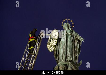 Rieti, Rieti, Italia. 8th Dic 2021. Festa dell'Immacolata Concezione. Come da tradizione, la Brigata del fuoco rende omaggio alla statua della Madonna sulla statua dell'Immacolata Concezione in Piazza di Spagna a Roma. Una visita privata di Papa Francesco, che anticipa tutti di evitare la folla e va per una preghiera sotto la colonna alle 6:10am. (Credit Image: © Riccardo Fabi/Pacific Press via ZUMA Press Wire) Foto Stock