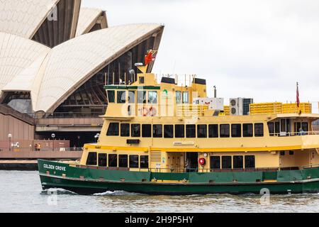 Il traghetto di Sydney MV Golden Grove passa davanti alla Sydney Opera House in una giornata estiva a cielo aperto nel porto di Sydney, NSW, Australia Foto Stock