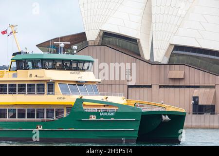 Sydney Ferry MV Fairlight introdotto in servizio alla fine del 2021 sulla strada Manly Circular Quay passa il teatro lirico di Sydney, Sydney, NSW, Australia Foto Stock