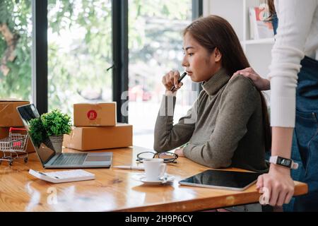 Due donne asiatiche che lavorano insieme per il progetto PMI. Giovani proprietari persone startup per Business Online, SME, Delivery Project. Concetto di business online Foto Stock