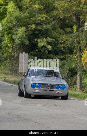 PESAR, ITALIA - 08 ottobre 2020: Un colpo verticale di una grigia Alfa Romeo GT Junior sulla strada di PESAR, Italia Foto Stock