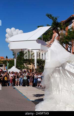 Flying piano : Eleonora Costantini suona il pianoforte in quota durante il Sol Y Fiesta festival.Occitanie, Francia Foto Stock