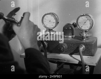 Szczawno Zdrój, 1949-02. Sanatorium. NZ. Aparatura do zabiegu inhinalacji pneumatycznej w gabinecie fizjoterapii. Dok³adny dzieñ wydarzenia nieustalony. bk PAP Szczawno Zdroj, 1949 febbraio. Sanatorium. In figura: Apparecchio per trattamento pneumatico di inalazione in una sala di fisioterapia. bk PAP Foto Stock