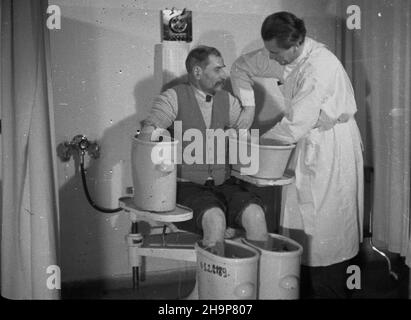 Szczawno Zdrój, 1949-02. Sanatorium. NZ. Kuracjusz w gabinecie fizjoterapii. Dok³adny dzieñ wydarzenia nieustalony. bk PAP Szczawno Zdroj, 1949 febbraio. Sanatorium. Nella figura: Un paziente in una sala di fisioterapia. bk PAP Foto Stock