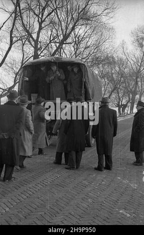 Polska, 1949-02. Od 3 do 6 lutego odbywa³ siê w Pa³acu Nieborowskim Zjazd Polskich i Czechos³owackich Techników Filmowych. Uczestnicy zjazdu odwiedzili £ódŸ i Warszawê. NZ. Waria autobusu z delegatami w drodze do Warszawy. Dalsz¹ podró¿ odbyli ciê¿arówk¹ kryt¹ plandek¹. mw PAP Dok³adny dzieñ wydarzenia nieustalony. Polonia, Feb 1949. Il Congresso dei tecnici polacchi e cecoslovacchi si è tenuto nel Palazzo Nieborow dal 3 al 6 febbraio. I partecipanti al congresso hanno visitato Lodz e Varsavia. Nella foto: Un autobus che porta le porte si è rotto sulla strada per Varsavia. Continuarono il loro jou Foto Stock